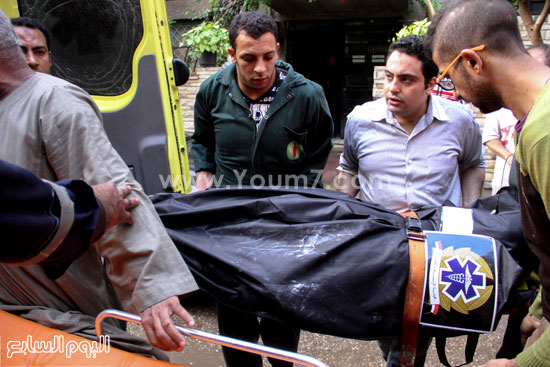  الأهالى يحملون جثة متوفٍ متأثرا بالحريق -اليوم السابع -4 -2015