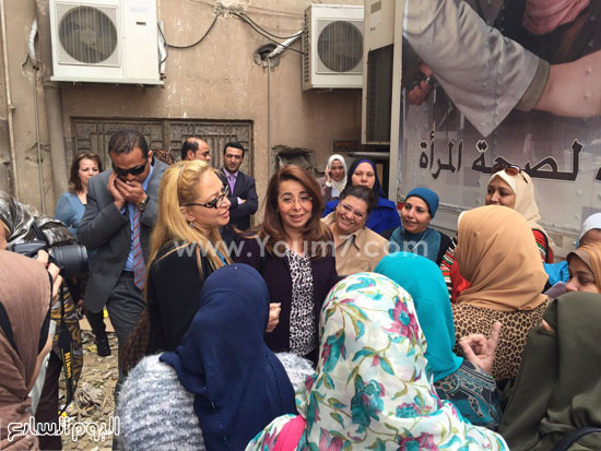  وزير التضامن مع الدكتورة نجلاء عبد الرازق أثناء الكشف المبكر بوزارة التضامن الاجتماعى -اليوم السابع -4 -2015