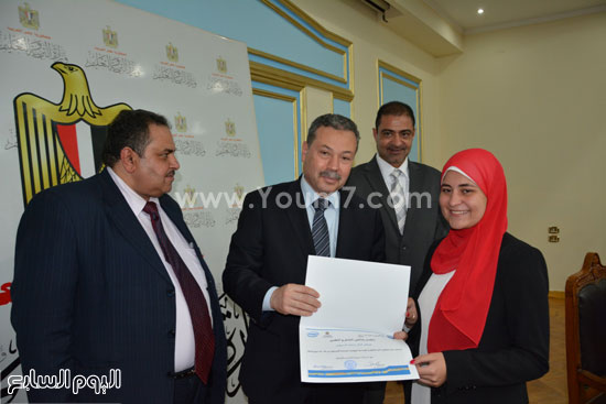 طالبة تستلم شهادة تقدير من وزير التربية والتعليم -اليوم السابع -4 -2015