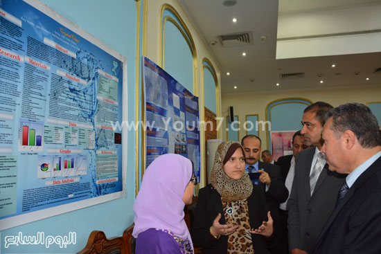 الدكتور محب الرافعى يستمع لإحدى الطالبات الفائزات فى مسابقة إنتل -اليوم السابع -4 -2015