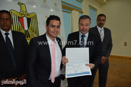 	أحد الطلاب يستلم شهادة التقدير من وزير التربية والتعليم -اليوم السابع -4 -2015
