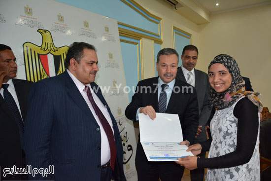 	طالبة فائزة بمسابقة إنتل مصر للعلوم والهندسة 2015 -اليوم السابع -4 -2015