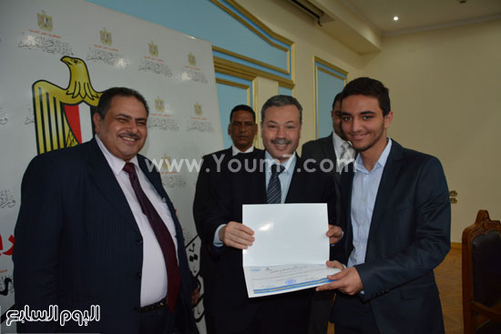 وزير التربية والتعليم يسلم شهادة تقدير لأحد الطلاب الفائزين  -اليوم السابع -4 -2015