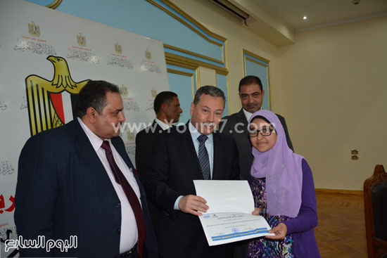 	الدكتور محب الرافعى يسلم طالبة شهادة تقدير -اليوم السابع -4 -2015