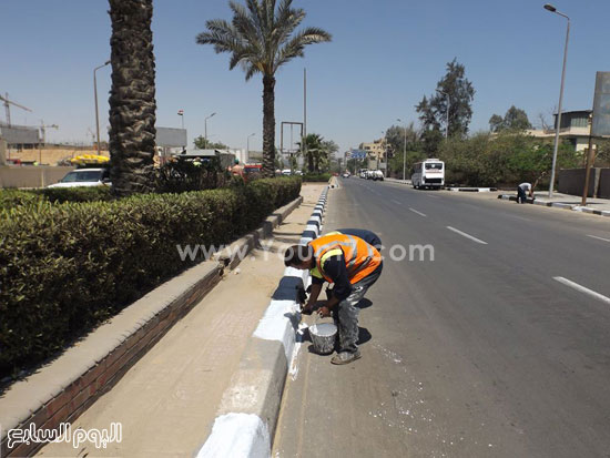 عمال الدهانات يقومون بعملهم بطريق مصر إسكندرية الصحراوى -اليوم السابع -4 -2015