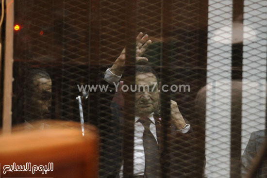 مبارك يلوح بيديه أثناء نظر إعادة محاكمته بالقصور الرئاسية -اليوم السابع -4 -2015