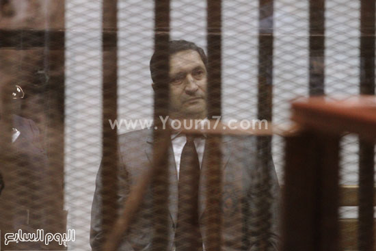 علاء ينظر إلى ممثل النيابة إثناء تلاوته الاتهامات الموجة لهم بإهدار المال العام  -اليوم السابع -4 -2015