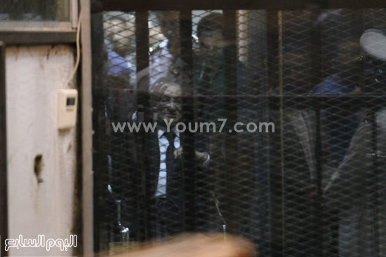 مبارك أثناء دخوله قفص الاتهام يلوح للحاضرين -اليوم السابع -4 -2015
