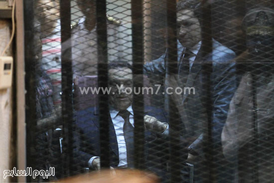 ابتسامة تعلو وجه الرئيس الأسبق أثناء دخوله قفص الاتهام -اليوم السابع -4 -2015