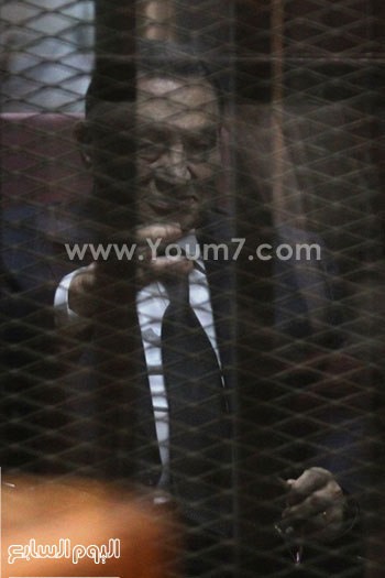 مبارك قبل بدء جلسه محاكمته وتعلو وجه ابتسامة للحاضرين -اليوم السابع -4 -2015