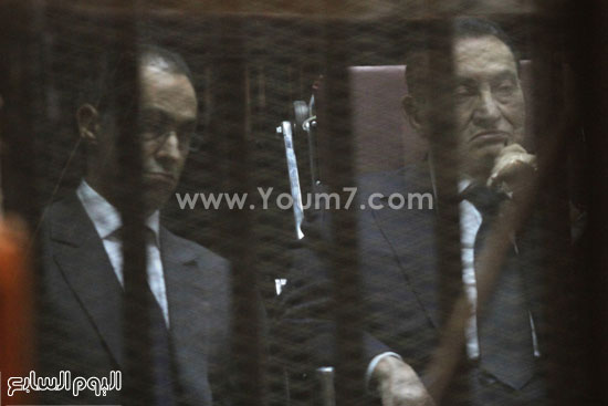مبارك من داخل القفص ممتعضا بعد سماع الاتهامات  -اليوم السابع -4 -2015