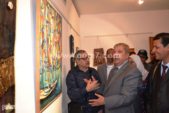 	المحافظ والفنان عوض الخولى أثناء مشاهدة الأعمال الفنية بالمعرض  -اليوم السابع -4 -2015