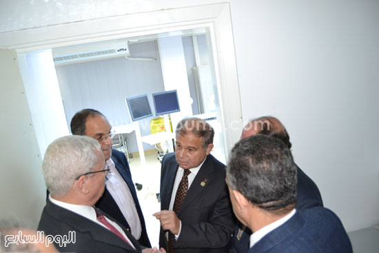  الوزير يتفقد اقسام المستشفى  -اليوم السابع -4 -2015