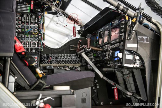 	كبينة القيادة داخل 2 Solar Impulse -اليوم السابع -4 -2015