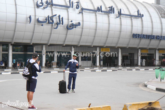 لاعبو التطوانى يلتقطون الصور أمام مطار القاهرة -اليوم السابع -4 -2015