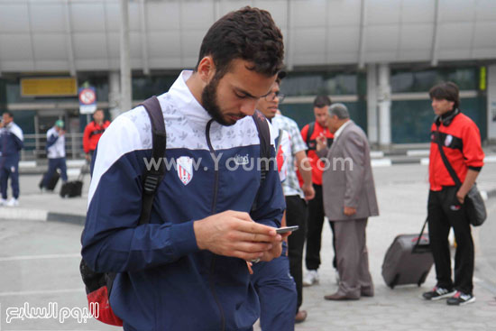  لاعب المغرب التطوانى يتحدث مع أصدقائه على الموبايل -اليوم السابع -4 -2015