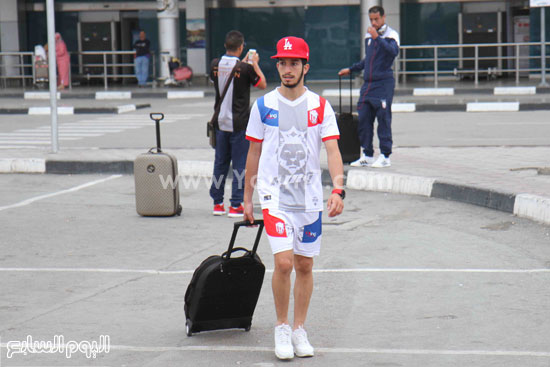 لاعب المغرب التطوانى يرتدى زيا خاصا أثناء وصوله لمطار القاهرة -اليوم السابع -4 -2015