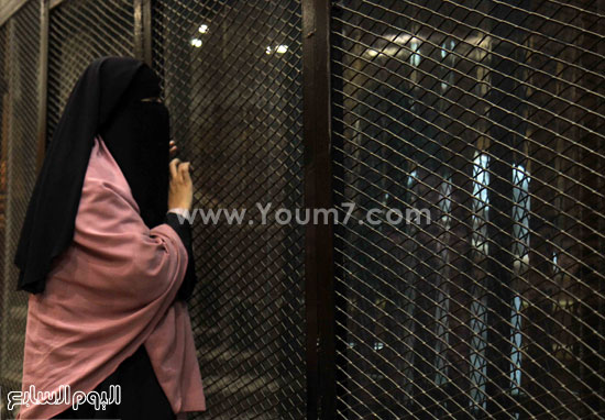  زوجة أحد المتهمين قبل بدء الجلسة -اليوم السابع -4 -2015