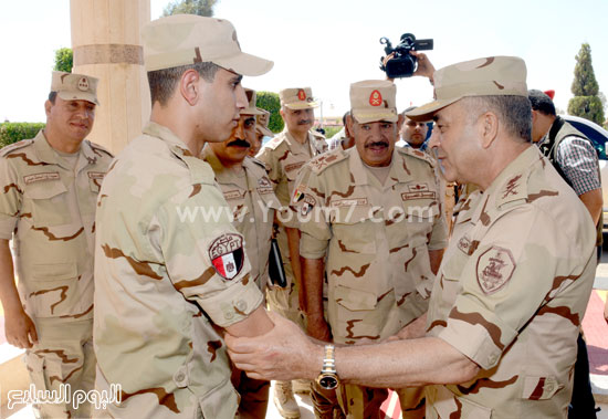 الفريق محمود حجازى يتفقد أحد مراكز تدريب الجنود المستجدين  -اليوم السابع -4 -2015