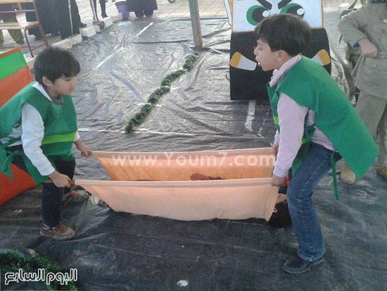 أطفال يمثلن دور المسعفين -اليوم السابع -4 -2015