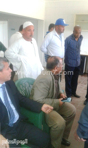 	السكرتير العام المساعد ورئيس مدينة أبوصوير أثناء أخذ عينة مياه  -اليوم السابع -4 -2015