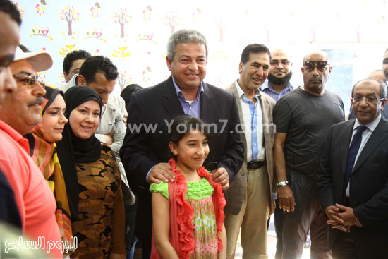 وزير الشباب يلتقط صورة تذكارية مع مجموعة من المواطنين -اليوم السابع -4 -2015