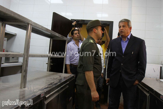 الوزير يتفقد المطاعم استعدادا لافتتاح مركز شباب الجزيرة -اليوم السابع -4 -2015