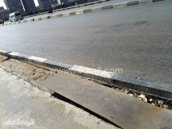 الألواح الحديدية أثناء إلقائها جانبا بكوبرى الجامعة -اليوم السابع -4 -2015