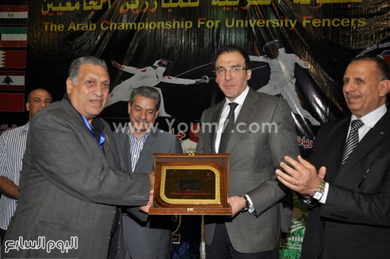 رئيس اتحاد المبارزة يهدى درعا لمحافظ بنى سويف  -اليوم السابع -4 -2015