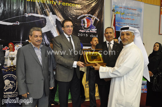 ويهدى رئيس الوفد درع الاتحاد  -اليوم السابع -4 -2015