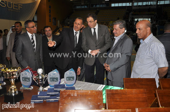 المحافظ أثناء تكريم الفائزين  -اليوم السابع -4 -2015