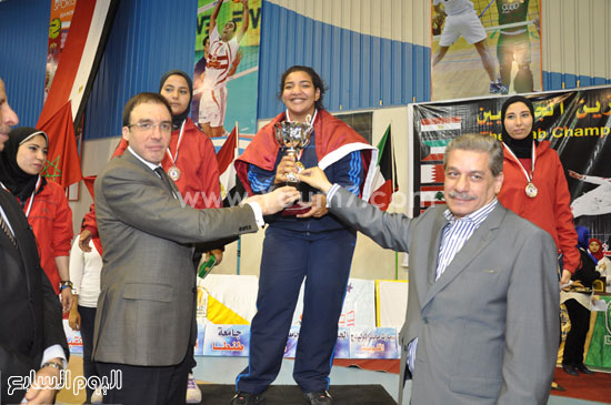 المحافظ يكرم الفائزة بالمركز الأول  -اليوم السابع -4 -2015