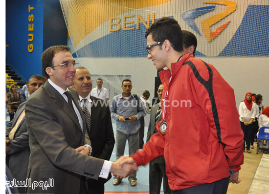 ويصافح أحد اللاعبين  -اليوم السابع -4 -2015