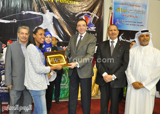 المحافظ يسلم الفائزين الكؤوس والدروع  -اليوم السابع -4 -2015