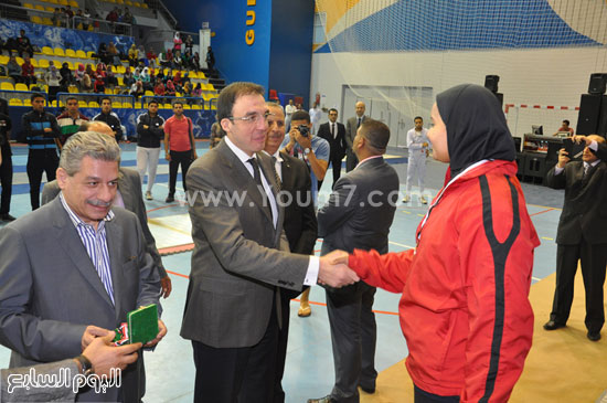 المحافظ يتحدث إلى إحدى الطالبات  -اليوم السابع -4 -2015