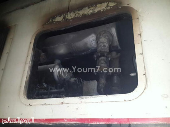 	إحدى نوافذ القطار بعد اندلاع الحريق بها -اليوم السابع -4 -2015
