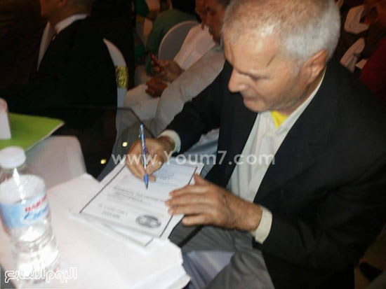 	أحد أعضاء الحزب أثناء توقيعه على استمارة الحملة -اليوم السابع -4 -2015