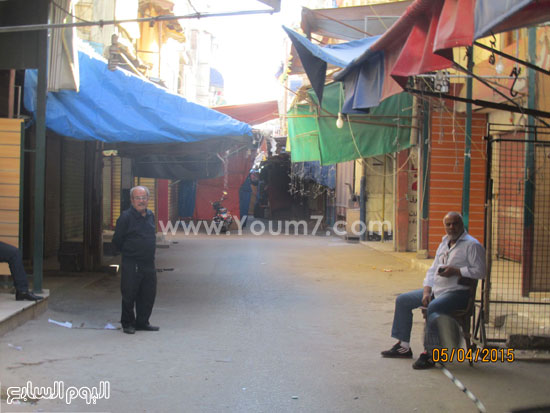 صاحب محل تجارى يجلى أمام محله المغلق -اليوم السابع -4 -2015