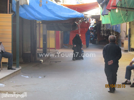 أحد الزائرين تبحث عن محلات تمارس النشاط -اليوم السابع -4 -2015