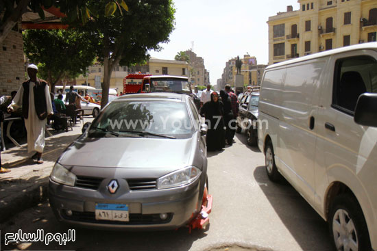	السيارات تكسر قرار الحظر بالانتظار خلف الحواجز -اليوم السابع -4 -2015
