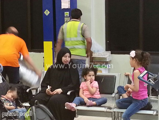 أسرة مصرية تنتظر الطائرة فى مطار صلالة -اليوم السابع -4 -2015