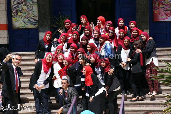 صورة تذكارية لطالبات كلية الفنون التطبيقية خلال الاحتفال  -اليوم السابع -4 -2015