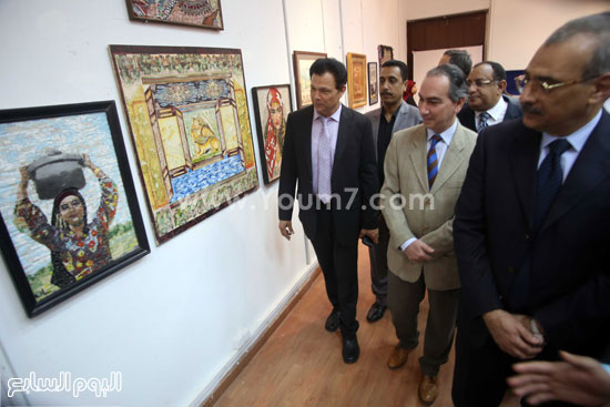  المحافظ وعميد الكلية خلال افتتاح معرض الصور  -اليوم السابع -4 -2015