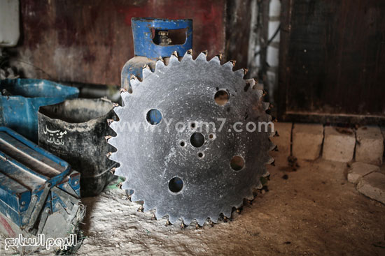 إحدى آلات قطع الحجر الجيرى فى محاجر الصعيد. -اليوم السابع -4 -2015