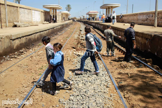 طلاب المدارس يستقلون قطار أبو قير يوميا -اليوم السابع -4 -2015