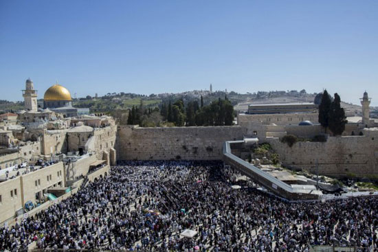 احتشاد آلاف اليهود فى باحة حائط البراق بالقدس المحتلة -اليوم السابع -4 -2015