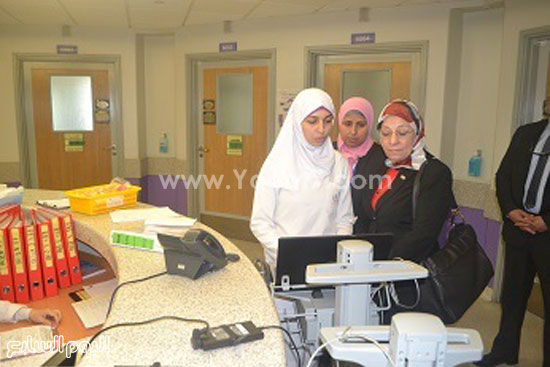 ناهد عشرى تستمع إلى توضيح فريق المريض بالمستشفى -اليوم السابع -4 -2015 ناهد عشرى تستمع إلى توضيح فريق المريض بالمستشفى -اليوم السابع -4 -2015