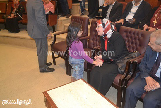 ناهد عشرى تتحدث مع إحدى بنات مستشفى 75375 -2 -اليوم السابع -4 -2015 ناهد عشرى تتحدث مع إحدى بنات مستشفى 75375 -2 -اليوم السابع -4 -2015