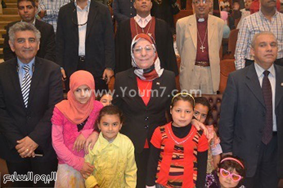 وزيرة القوى العاملة والهجرة تتوسط الأطفال بالاحتفالية -اليوم السابع -4 -2015 وزيرة القوى العاملة والهجرة تتوسط الأطفال بالاحتفالية -اليوم السابع -4 -2015