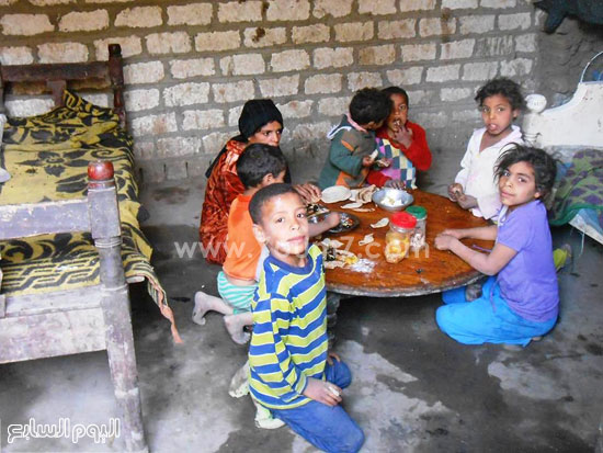 أسرة فقيرة تتكون من 6 أفراد تأكل على طبلية  -اليوم السابع -4 -2015